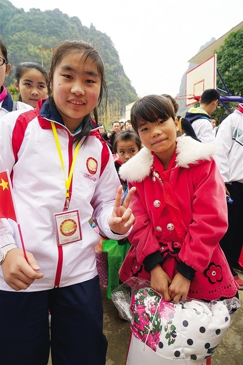 南宁市第三十七中师生 给马山县贫困学生送去物资