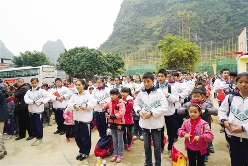 南宁市第三十七中师生 给马山县贫困学生送去物资