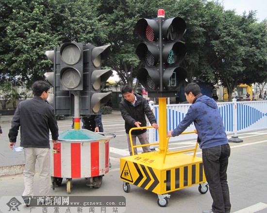 新型移动可升降信号灯亮相南宁 增行人过街倒计时