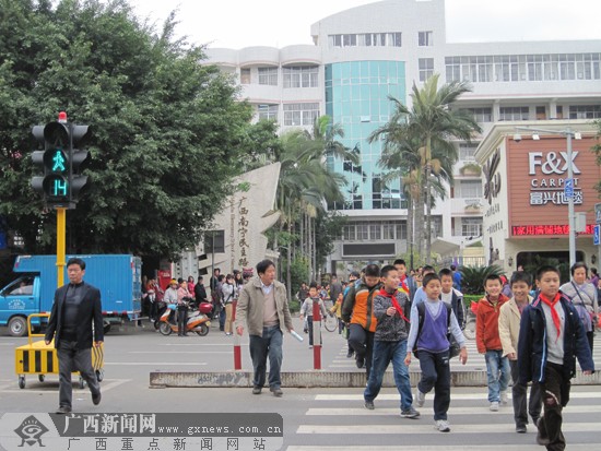 新型移动可升降信号灯亮相南宁 增行人过街倒计时