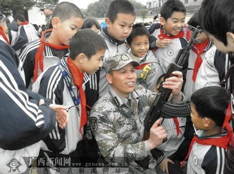 南宁200多名小学生观看军事演练 体会高射炮操作