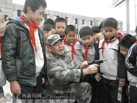南宁200多名小学生观看军事演练 体会高射炮操作