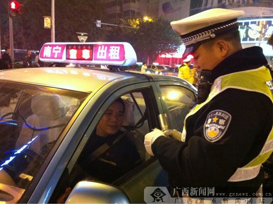 南宁交警开展整治酒驾毒驾违法行动统一行动