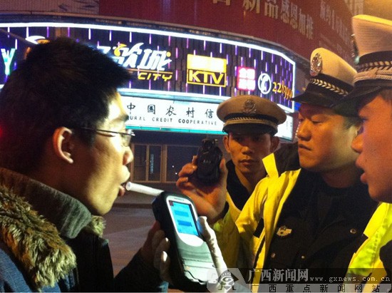 南宁交警开展整治酒驾毒驾违法行动统一行动