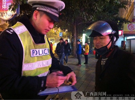 南宁交警开展整治酒驾毒驾违法行动统一行动