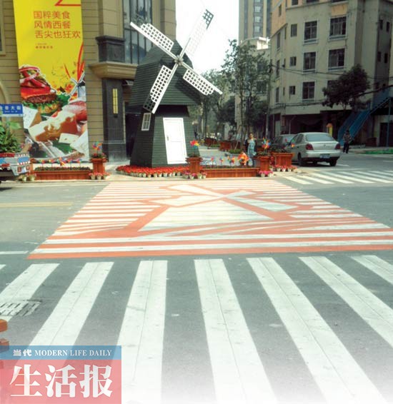 南宁一小区现亮丽大风车斑马线 交警称可艺术加工