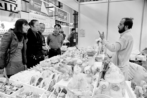 上千种十国商品展销在南宁国际会展中心举行