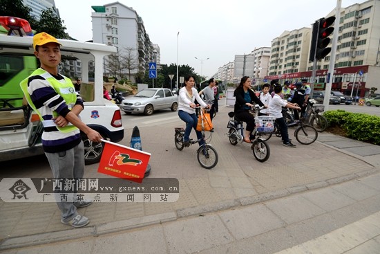 南宁:“市民节日探交通”志愿者倡导文明出行