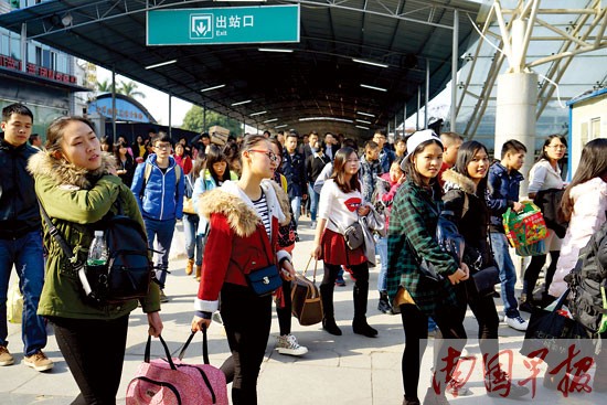 车辆集中返城堵点照堵不误