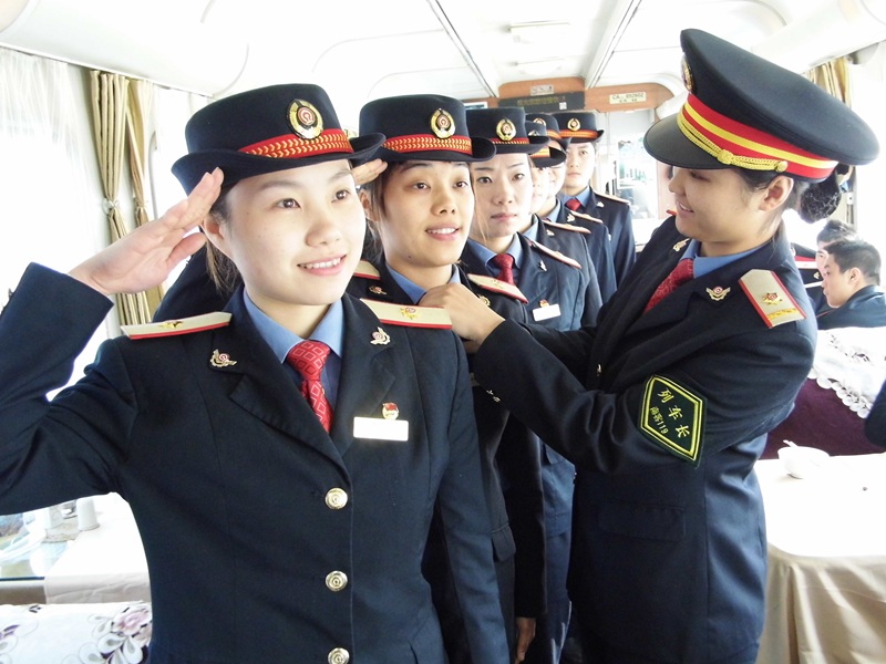 1月25日，南宁客运段北京车队职工在进行文明礼仪服务培训。