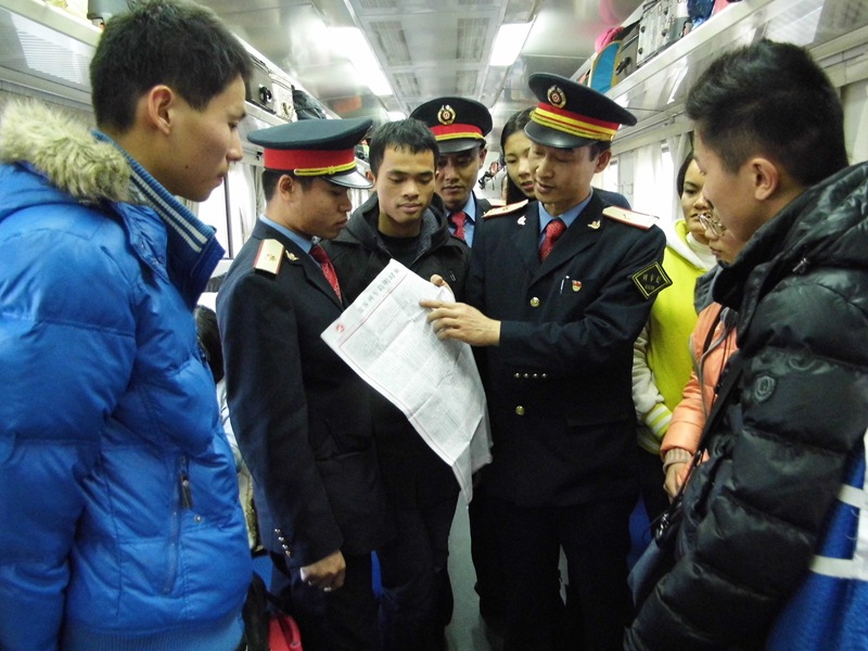 1月25日，南宁客运段武昌车队车长在向旅客宣传新的春运时刻表。