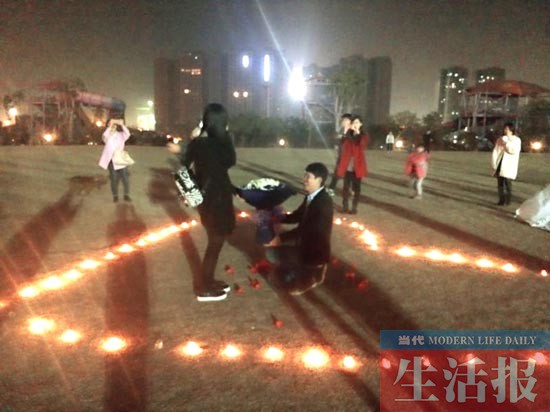 小伙摩天轮下浪漫求婚 相恋8年终抱美人归(组图)