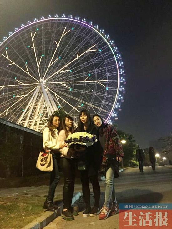 小伙摩天轮下浪漫求婚 相恋8年终抱美人归(组图)