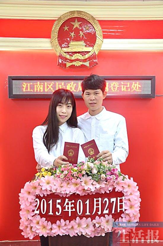 小伙摩天轮下浪漫求婚 相恋8年终抱美人归(组图)