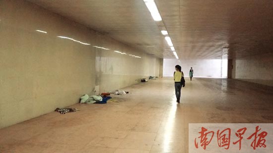 南宁一些地下人行通道遭冷落 宁等红绿灯不走地下