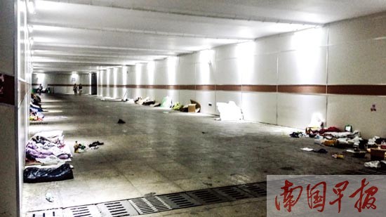南宁一些地下人行通道遭冷落 宁等红绿灯不走地下