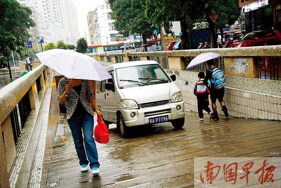 南宁一些地下人行通道遭冷落 宁等红绿灯不走地下