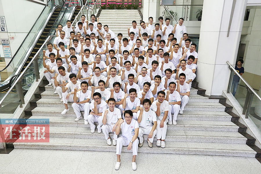 扎进女人圈里的男护士 有的病人对他们有偏见(图)