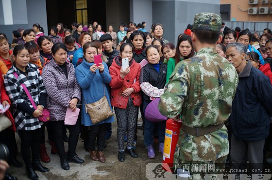 南宁市埌东村民观看消防安全演练 学习安全知识