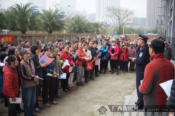 南宁市埌东村民观看消防安全演练 学习安全知识