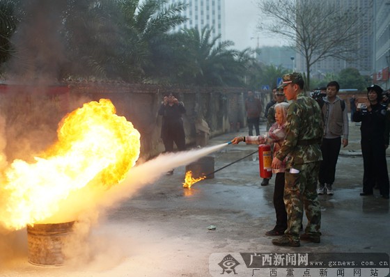 南宁市埌东村民观看消防安全演练 学习安全知识