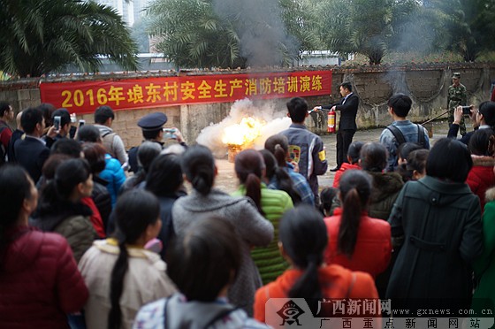 南宁市埌东村民观看消防安全演练 学习安全知识